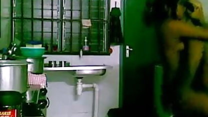 அம்மாவும் மகளும் ஒரு பெரிய கருப்பு சேவலை விரும்புகிறார்கள் ஆபாச அப்பட்டமான அழுக்கு பொருட்கள் விட்டு