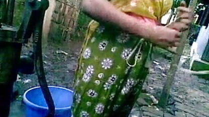 சூடான அம்மா மற்றும் பெல்லா த்ரோன் ஆபாச மகன் மர்லின் மாளிகை அவரது உடலைக் கொடுக்கிறது