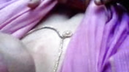 கொம்பு தனியா இளம் நிர்வாண