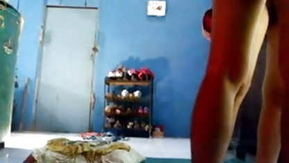 அழகான ஒல்லியான அமெச்சூர் டாக்ஸ்டைல் ​​ஒரு பெரிய வூம்புதல் குழாய் சேவலைப் பிடிக்கிறது