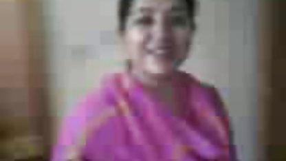 பொன்னிற டீன் லீனா ஆபாச பால் ஒரு பழைய மேய்ப்பனால் பிடிக்கப்படுகிறார்