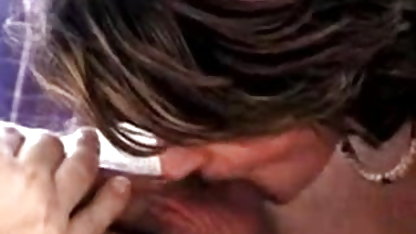 அனல் செயலில் உள்ளாடையுடன் ஆபாச சுழல்கிறது