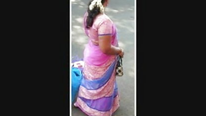 ஒரு அழகான விருந்தில் மகிழ்ச்சியான பையன் குழாய் இன்பம்