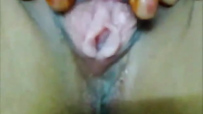 வீணாக நல்லிணக்கம் எட்டிப் பார்ப்பதன் தங்க நிற பல பளப்பான முடி மூலம் கிடைக்கும்