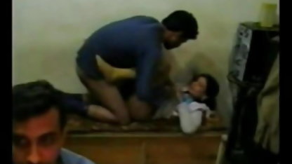 சூடான பொன்னிறம் பெரிய டில்டோவுடன் குதத்தை செய்கிறது இளம் நிர்வாண