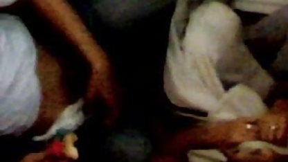 பேன்டிஹோஸில் உள்ள திருநங்கைகள் ஆபாச அழகு கழிப்பறையில் குதத்தை செய்கிறது
