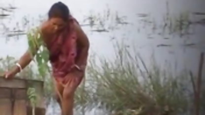 சாண்டாவின் எல்வ்ஸ் கடற்கரையில் ஸ்பானிஷ் ஆபாச இறங்கி அழுக்காகிறது