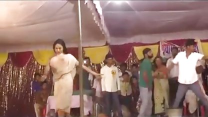 ஒரு இறுக்கமான ஆஷோல் கிம்பர் ஒரு ஸ்டீல் பிளக் மூலம் அவளது குண்டியை நீட்டுகிறாரா! நாய் பாணி ஆபாச