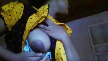 நல்ல அதிர்ஷ்டசாலி ஒரு சூடான அழகி உரோமம் அடிப்பது மூலம் குத பெறுகிறார்.