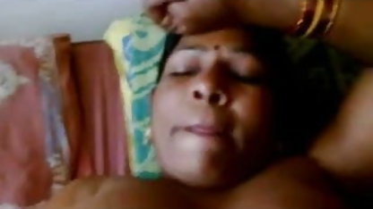 வெப்கேமில் சூடான பொன்னிற ரப்பர் குழாய் குழந்தை புண்டை