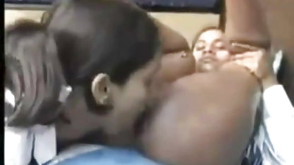 அதிர்ஷ்டசாலி இரண்டு சூடான மம்மிகளைப் பங்களா ஆபாச வீடியோ பிடிக்கிறார்