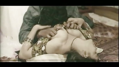 சிறிய கொம்பு லில்லி பொன்னிறத்துடன் வேகமாக ஃபக்