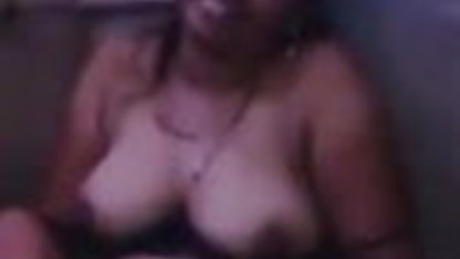 சூடான பொன்னிற மெக்கானிக்கைப் பார்வையிடுகிறார், பட் ஃபக் பேங் பிரதர்ஸ்
