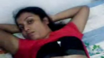கவர்ச்சியான அலுவலக ஆபாச அழகி விழுங்குகிறது