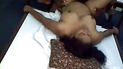மெல்லிய டீன் குத ஊடுருவலைப் பெறுகிறது ஹவாய் கே