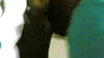 அழகான பச்சை குத்தப்பட்ட கல்லூரி அழகு அவளை இரண்டு தேசி செக்ஸ் படம் துளைகளிலும் ஃபக் செய்கிறது