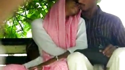 தொப்பை தள்ளுதல் அழகான மார்பகங்கள்