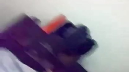 பேன்டிஹோஸில் மிட்டாய் வசீகரம் லிண்டாவின் கால்களை நக்குகிறது ஆபாச அவரது