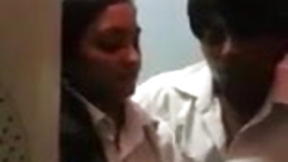 புஸ்டி ரெட்ஹெட் கணவரின் நண்பருக்கு கார் ஆபாச தோராயமாக கிடைக்கிறது