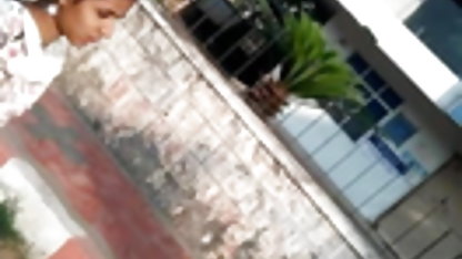 - கொம்பு அத்தை ஹவாய் லெஸ்பியன் தனக்கு எப்படித் தெரியும் என்று காட்டுகிறாள்