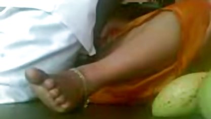 ஸ்மியர் செய்யப்பட்ட சுவையான உணவுகள் ஒரு முகத்துடன் குளத்தால் விந்தை முழுங்குவது பிடிக்கப்படுகின்றன