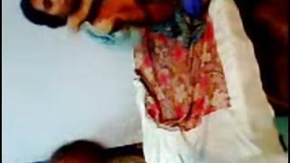 மில்ஃப் ஈரமான அம்மா உச்சரிப்பு பிளவுகளை அதிர்வுடன் உண்மையான புணர்ச்சியில் சுயஇன்பம் செய்கிறது