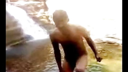 ஒரு நீண்ட கே செக்ஸ் ஆபாச கழுதை டில்டோவைப் பிடிக்கிறது
