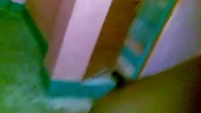 வீட்டுப்பாடம் ஜோயிக்குப் பிறகு பள்ளி பெண் புண்டையுடன் ஹவாய் குழாய் விளையாடுகிறாள்