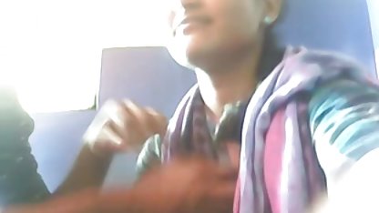 சூடான மாற்றாந்தாய் சமையலறையில் பீட்டர் வட விளையாடுகிறார்