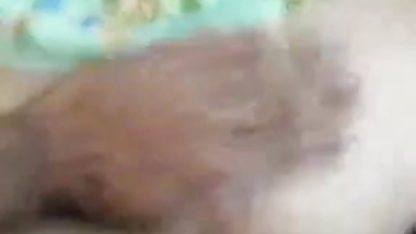 அழகான கனா வேலைக்குப் ஜென்னா மூட்டம் பிறகு தனியாவை ஓய்வெடுக்க உதவுகிறது